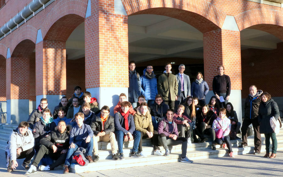 Eñ MIC y el simulador de vuelo reciben a los alumnos de la Olimpiada Matemática