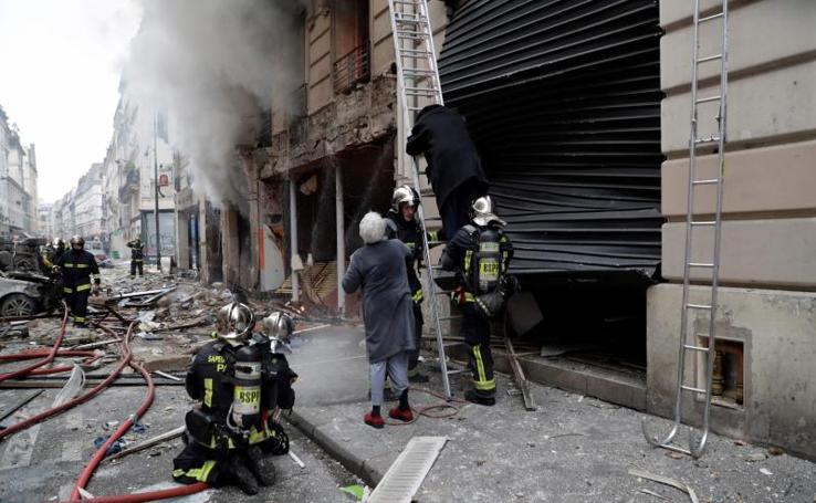 La explosión en una panadería de París, en imágenes