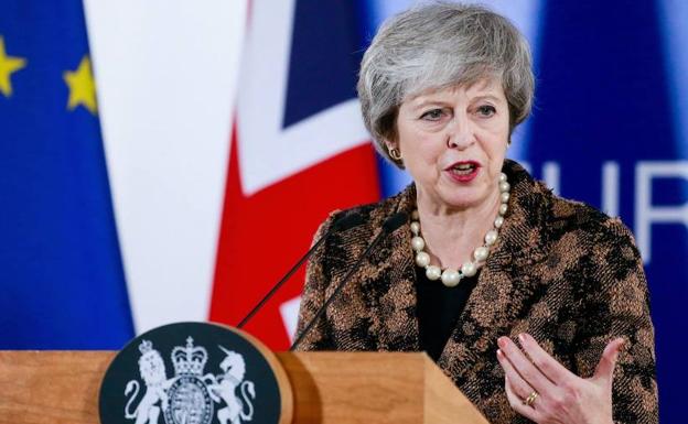 May atiza la amenaza de un 'brexit' duro para lograr el apoyo del Parlamento