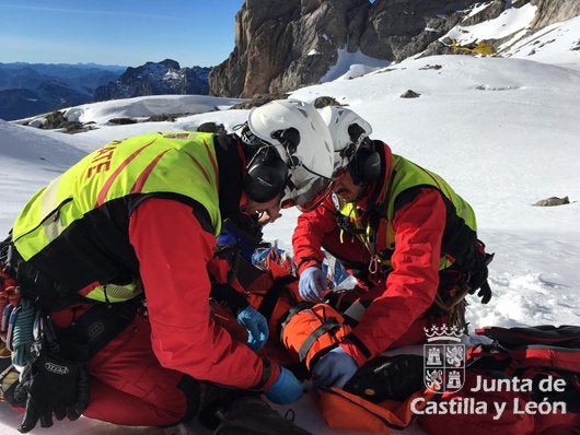 Protección Civil auxilia y traslada en helicóptero a un montañero herido en Picos de Europa