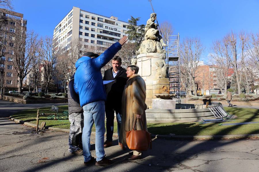 León invierte 16.400 euros en la restauración de la fuente de Neptuno y la escultura de Guzmán