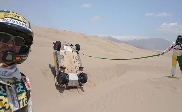 Calleja abandona el Dakar tras sufrir un aparatoso accidente y volcar con su vehículo