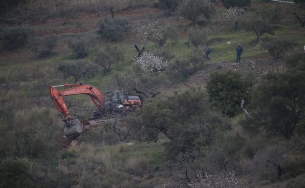 Los efectivos construyen un túnel lateral para el rescate de Julen