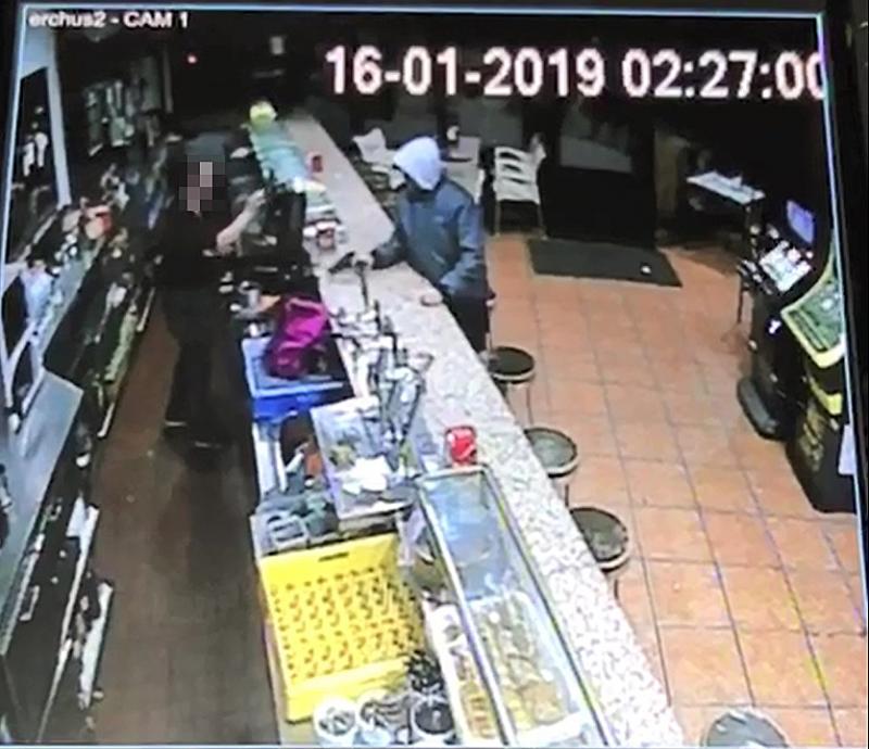 Vídeo: atraca a punta de pistola un bar de Valladolid y huye con 3.000 euros