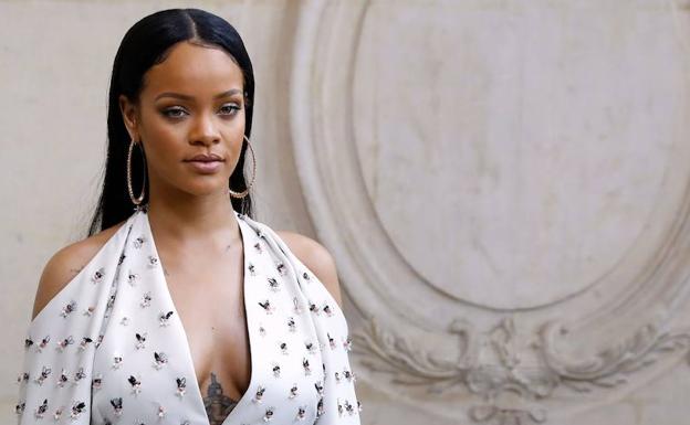 Rihanna demanda a su padre por usar su nombre en un negocio