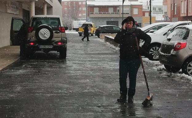 Alcaldes con pala y cepillos para limpiar las calles de sus municipios