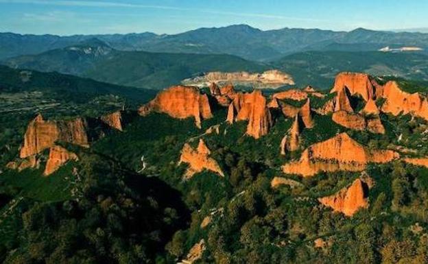 El PSOE pide explicaciones a la Junta por la caída de turistas en Las Médulas