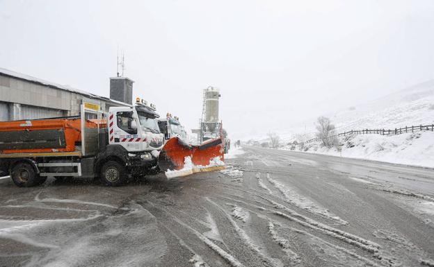 El temporal de nieve mantiene con cadenas y cerrados a camiones 17 tramos de carreteras leonesas