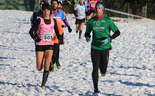 La nieve no derrota al cross en el León Golf de San Miguel del Camino