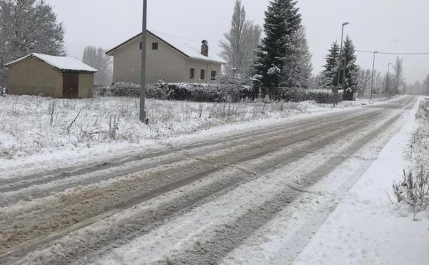 La nieve cierra la carretera de San Emiliano y obliga a transitar con cadenas en 11 viales de León