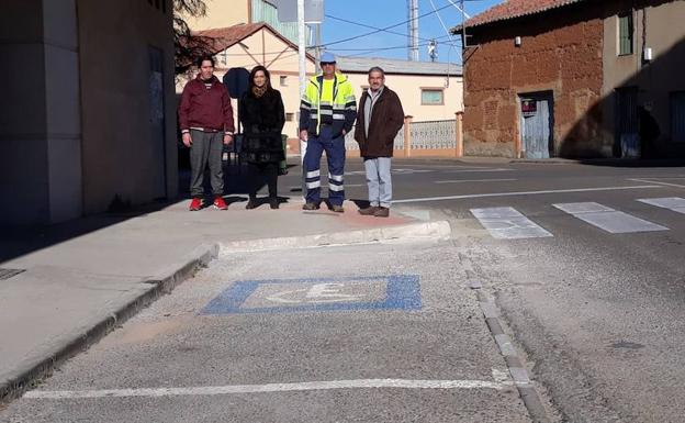 Santa María del Páramo ejecuta la mejora de pavimentos y pasos de peatones accesibles en la calle la Fábrica