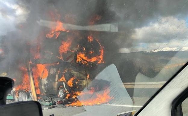 Arde un camión cargado de coches en la autovía A-6 a su paso por Torre del Bierzo