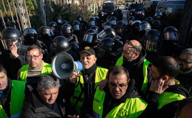 Tres mossos heridos en los enfrentamientos con los taxistas en el Parlament