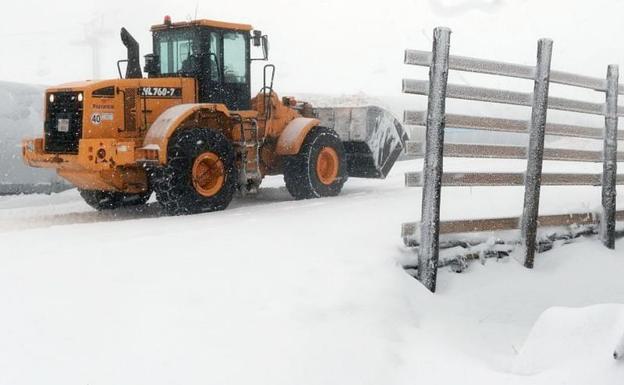 La nieve obliga al uso de cadenas en trece carreteras y los camiones no pueden circular por la A-6