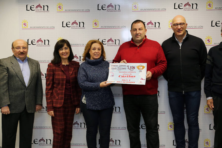 La Asociación de Hostelería, en el marco de 'León, Manjar de reyes', entrega 965 euros del Cocido Solidario a Cáritas