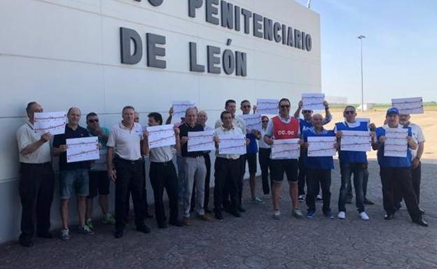Funcionarios de prisiones convocan una mesa informativa para trasladar a los leoneses los graves problemas de la institución