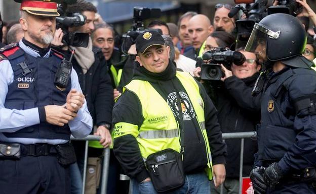 Tito Álvarez baja la bandera al frente de los taxistas de Barcelona