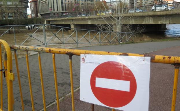 El Ayuntamiento de León cierra las pasarelas bajas del Bernesga ante el aviso de avenidas de la CHD