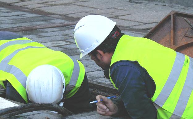 Técnicos de FCC Industrial revisan la instalación eléctrica de la calle en la que se electrocutó un perro