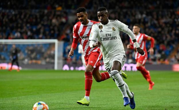 El Bernabéu se rinde a Vinicius