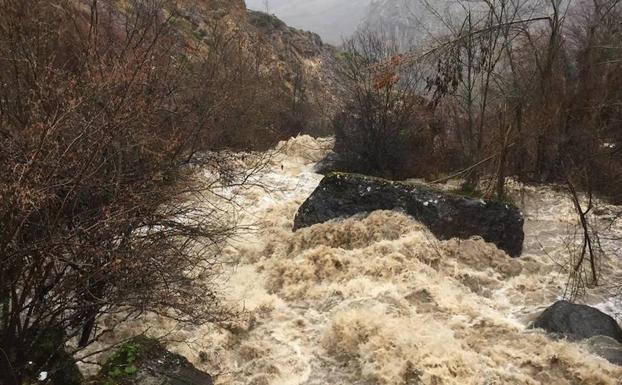 La fuerza del río Cares provoca un desprendimiento en Caín y los vecinos sacan los coches del pueblo