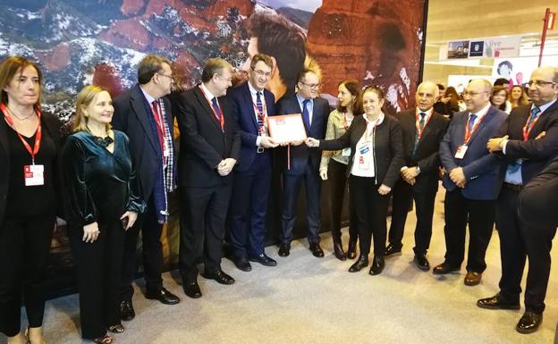 El Consorcio de Turismo de León recoge en Fitur el premio de Turismo Activo por el Curso de Aguas de Valporquero