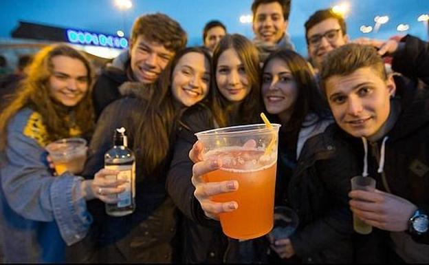 El consumo de alcohol hace 'populares' a los jóvenes, pero no les ayuda a ganar amigos