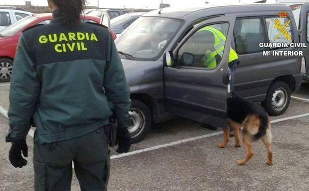 La Guardia Civil detiene a41 personas y decomisa 775 gramos de hachís en la cárcel de Villahierro en 2018