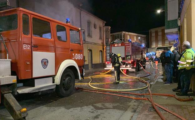 Un virulento incendio calcina una floristería en la localidad de Santa María del Paramo