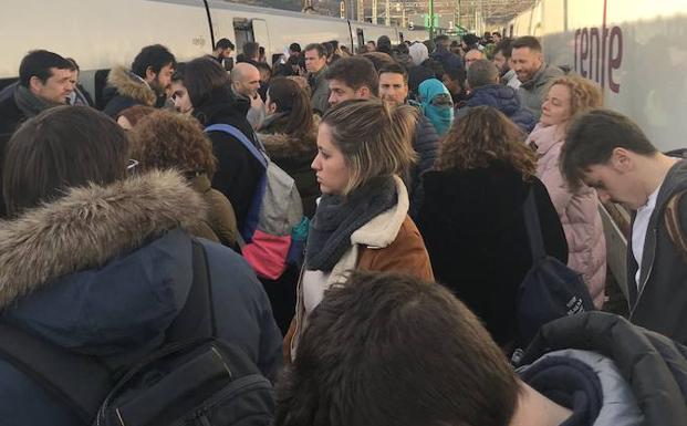 Una avería en un tren Alvia deja 'tirados' en La Robla a 450 pasajeros en la tarde del domingo