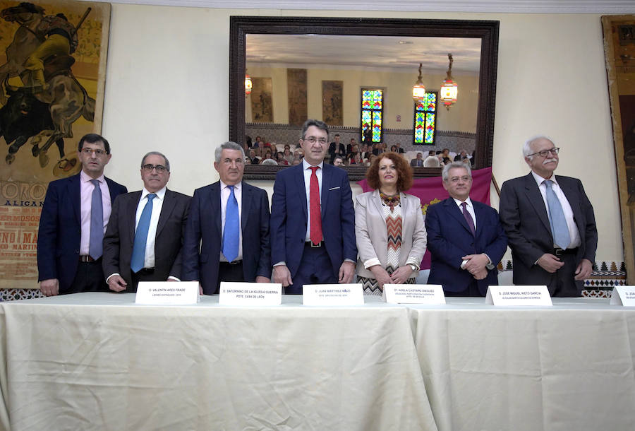 Entrega de la 'Pulchra Leonina' al leonés Valentín Ares Frade en Sevilla