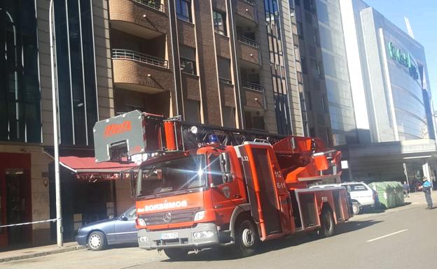 Un desprendimiento de parte de la techumbre de una vivienda en Fray Luis de León alerta a los Bomberos