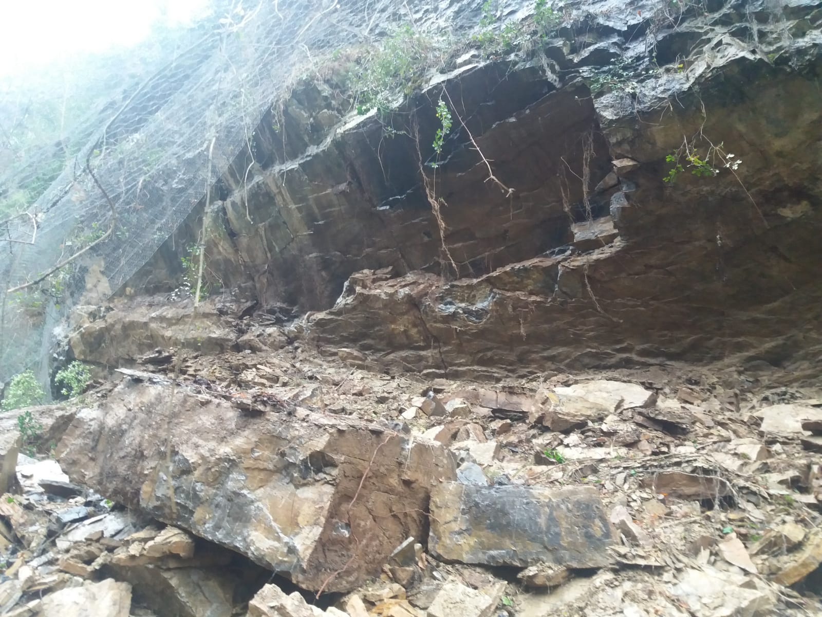 Un argayo en Oseja de Sajambre corta la conexión con Asturias por Los Bellos