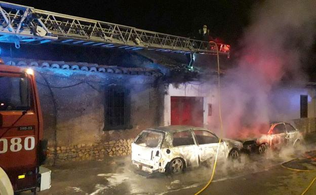 Dos coches calcinados y una vivienda dañada de madrugada en Puente de Órbigo