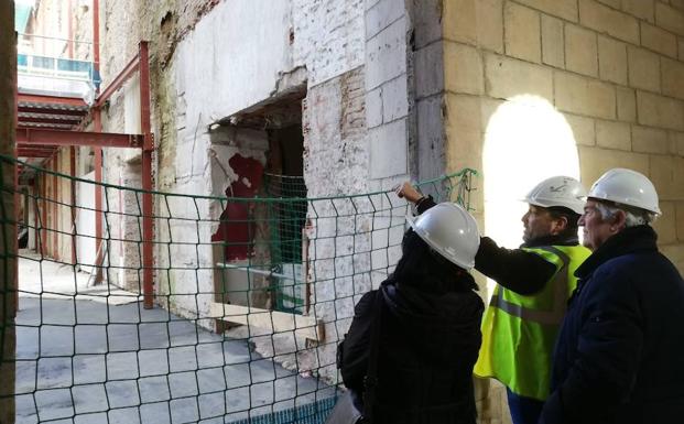 El edificio moderno del Parador de San Marcos ya está derribado y su espacio central vaciado