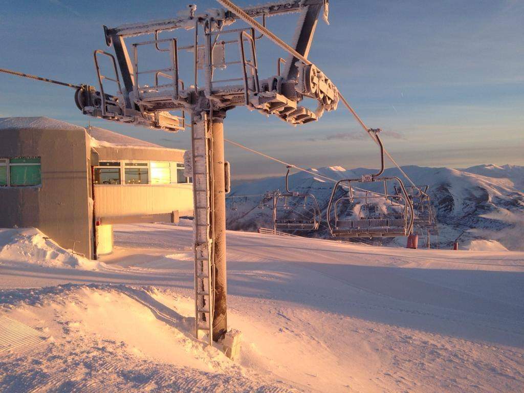 La nieve llega a la Estación de Valgrande-Pajares