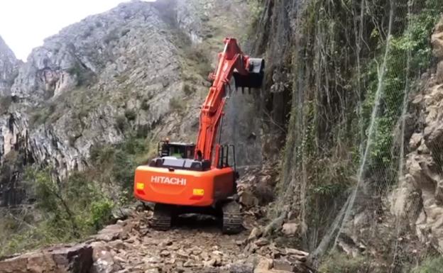 Una gran retroexcavadora comienza la limpieza del argayo del desfiladero de los Beyos