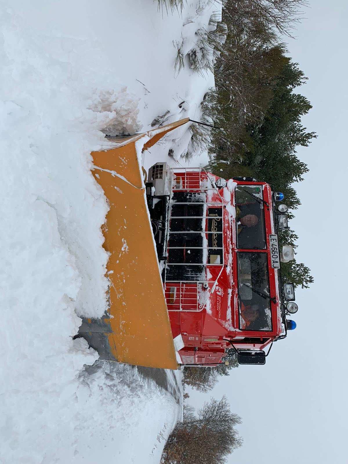 Agua y nieve sobre León