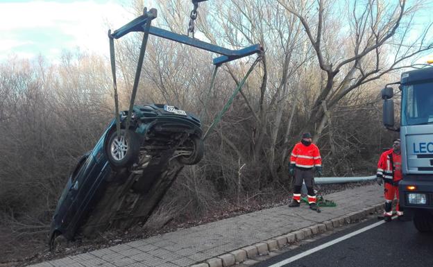 Detenido por dar positivo un conductor tras salirse de la vía y llevarse por delante una farola en la avenida Portugal de la capital