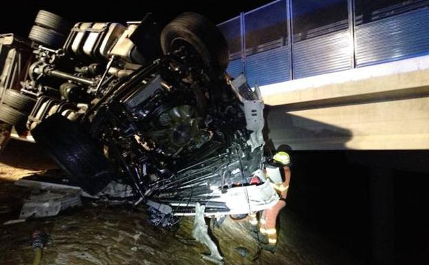 Un fallecido al volcar dos camiones por el viento en Valencia