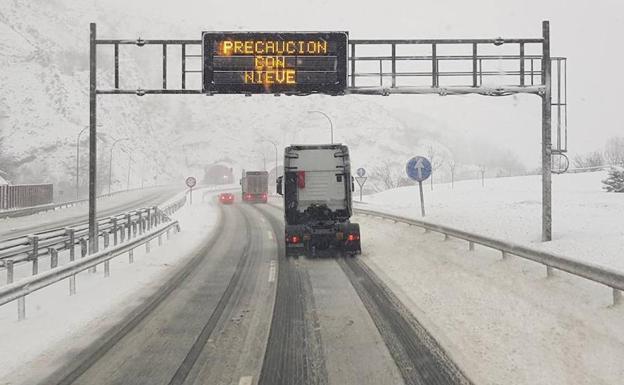 La nieve corta tres puertos, obliga a circular con cadenas en 14 y limita el tráfico del Huerna a 100 kilómetros hora