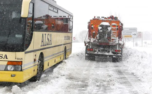 Más complciaciones en las carreteras leonesas: 10 tramos cerrados por la nieve y 14 con cadenas