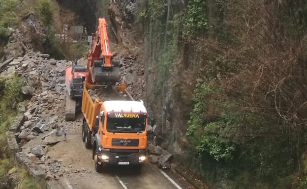 La limpieza del argayo de Los Beyos planta cara al temporal y avanza a contrarreloj