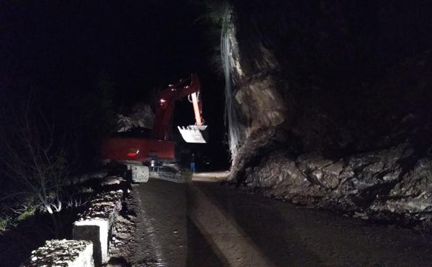 La conexión de León y Asturias cortada por el argayo de Los Beyos reabre al tráfico tras seis días de corte