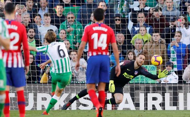 El Atlético pincha y se aleja del sueño de la Liga