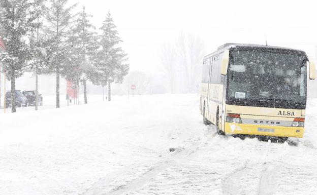 Permanecen cortadas por nieve 14 carreteras de montaña en Burgos, León y Salamanca y se precisan cadenas en una veintena