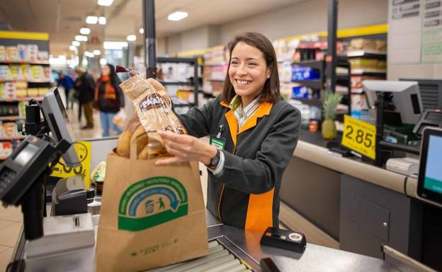 Mercadona sustituirá en abril las bolsas de plástico por otras de papel y material reciclado