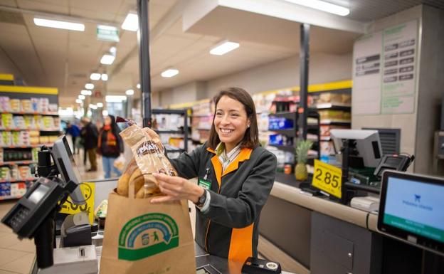 Mercadona adelanta a abril la sustitución total de las bolsas de plástico por otras recicladas