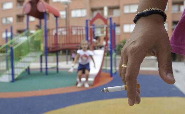 Pierde la custodia de sus hijos por exponerlos al humo del tabaco