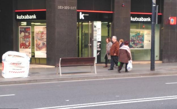 Una pareja de 60 años atraca una sucursal de Kutxabank en Barcelona y se lleva 50.000 euros